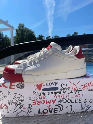 Dolce & Gabbana Portofino Sneakers - Snygga dolce & Gabbana portofino skor till sommaren (nypris 4950kr). De har en del creasing, men övrigt ser de bra ut 7/10. Skorna är även autentiserade av Vestiaire. kolla sista fotot. Låda,autentisering,dustbag medföljer. 