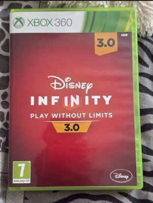 Disney Infinity 3.0 Xbox 360 spel - Disney Infinity 3.0 till Xbox 360 är ett actionäventyrsspel där du kan spela med figurer från Marvel, Star Wars och Disney. Spelet kommer i ett grönt plastfodral och har färgstark omslagsdesign med logotyper från Marvel, Star Wars och Disney.