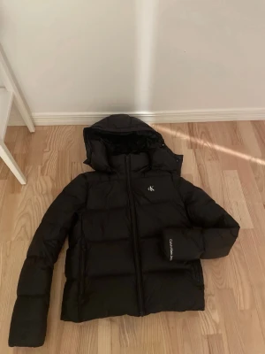 Calvin Klein jacka  - Väldigt snygg o populär jacka… säljer för jag ska köpa mamma jacka nu till vinter.. 😅💖 ( finns ett litet hål tror jag? inte helt säker.. bild 2.. syns ej )