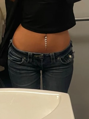 true religion jeans  - Säljer nu mina religion jeans i storlek W25. Jättefina jeans i bra skick, inga hål eller andra defekter. Köpte för 1400 på jeansbolaget och säljer för 499. Skulle säga att de passar på någon runt 1.64cm eller längre beroende på hur man vill att de ska sitta💓 Tar inte emot lägre bud än 499 då priset redan är lågt i förhållande till nypris och skick🌸