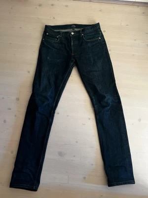 APC selvedge jeans - Säljer ett par APC selvedge jeans i storlek 29/32. Jeansen är i mycket fint skick utan synligt slitage och har använts sparsamt. Ett par riktigt snygga kvalitetsjeans i klassisk selvedge-denim som passar till det mesta. 😊  Hör gärna av dig om du har några frågor eller vill se fler bilder!