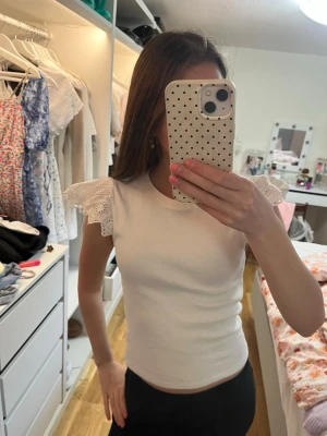Vit topp med detaljer vid axlarna  - Fin sommar topp från Gina Tricot Young, fint skick i storlek 158/164💖