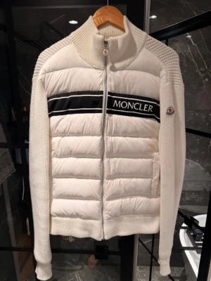 Vit cardiganjacka från Moncler - Snygg vit cardiganjacka från Moncler. Jackan är i jättebra skick. 