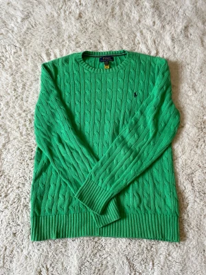 Grön kabelstickad tröja Polo Ralph Lauren - Riktigt snygg kabelstickad tröja från Ralph Lauren i ett toppenskick. Nypris ligger runt 1500kr, mitt pris 349kr! Kontakta vid funderingar!🙌☺️