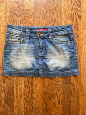 Blå jeanskjol med broderad detalj - Superfin jeanskjol med rosa delaljer!!