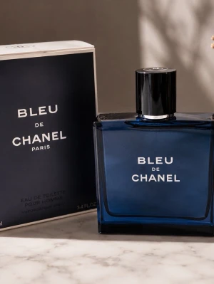 Bleu de Chanel Eau de Toilette - Bleu de Chanel Eau de Toilette är en ikonisk herrparfym i en elegant mörkblå glasflaska med svart lock. Doften är maskulin och modern, och flaskans fyrkantiga form ger ett stilrent intryck. Perfekt för dig som gillar exklusiva och tidlösa dofter.