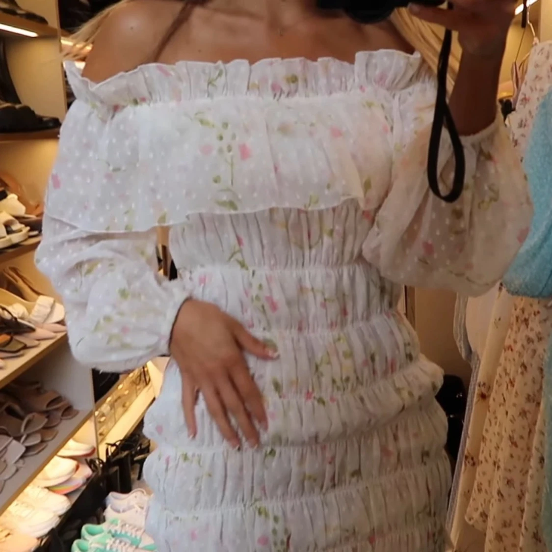 Vit offshoulder kortklänning med volang - 2