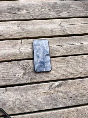 Begagnad skärmskydd till Iphone 13 - Säljer ett begagnat skärmskydd med fina detaljer och mycket bra kvalitet använt vid enstaka tillfällen. Skärmskyddet passar enbart Iphone 13.