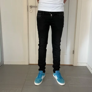 Replay Anbass Hyperflex Jeans - Säljer nu dessa Replay  Hyperflex Jeans,   defekt vid gylfen men syns knappt vid användning. Lite solblekta 