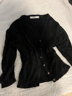 Svart cardigan - Fin svart cardigan fra vintage merke «popin», med korte armer, passer S/XS💗Den har 1 hull som vises på det andre bilde! 