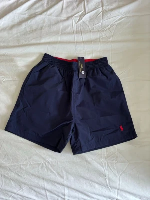 Ralph Lauren Badbyxor  - Helt nya badbyxor från Ralph Lauren i storlek M. Säljer då de inte passar. Självklart aldrig använda. Tveka inte på att höra av dig🙌