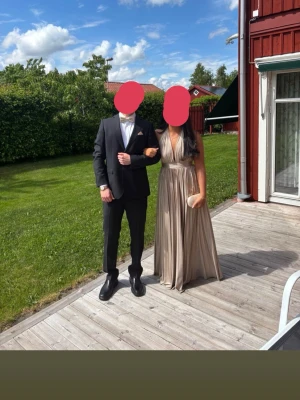 Balklänning / festklänning - Säljer denna otroliga balkkänningen från märket Godiva, från Bubbleroom! Helt slutsåld, otroligt fin utan några defekter! Storlek M, passar mig som är en 38-40❤️ också jättefin till bröllopssäsongen, och andra finare tillfällen❤️ den är champagne färgad!