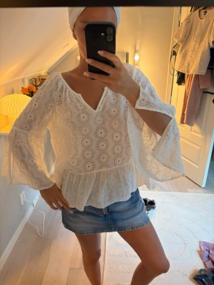 Vit blus med broderade detaljer - Söt blus, hittar inte storlek men uppskattar den till S/M
