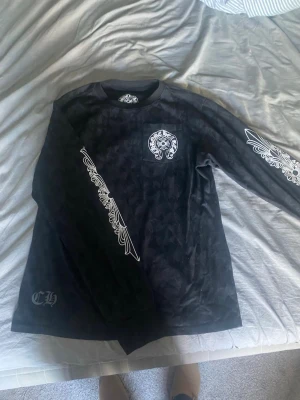 Chrome hearts long sleeve - Säljer denna chrome hearts long sleeve som är använd 2-3 ggr och säljer den pga att det inte är riktigt min stil. Denna är strlk s o passar nästan till allt, glöm it o fråga frågor eller prisförlag😳 Man får med taggen på bild 6