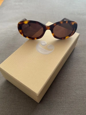 Carpi solglasögon Corlin eyewear  - Säljer ett par helt nya oanvända solglasögon i modellen Carpi i färgen toirtoise brown från Corlin eyewear. Nypris 1299kr. Kartong och fodral kommer med. Dom är endast upptagna ur kartongen för bilderna annars är dom helt nya!
