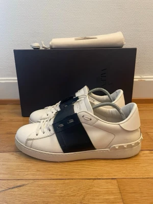 Valentino open sneakers  - Säljer nu dessa fina valentino skor | Super fint skick | Storlek 40 | Kommer med box,dustbag och extra snören | Hör gärna av er vid frågor eller funderingar