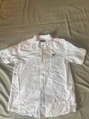Vit kortärmad skjorta från Lyle & Scott - Storlek 12-13