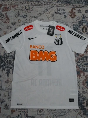Santos 2011/2012 retro tröja - Santos 2011/12 retro tröja med neymar jr nummer 11 i baksidan,size M och helt ny med prislappar