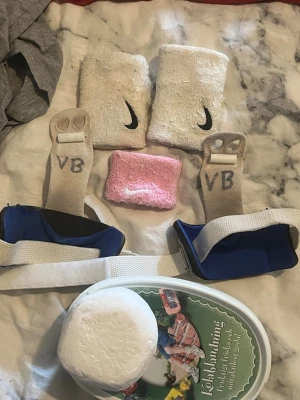 Gymnastiktillbehör Nike - Säljer ett kit med ett par barrhandskar, vita svettband från Nike perfekta att ha under barrhandskarna, ett rosa svettband och magnesium för att gnida in barrhandskarna med för bästa grepp. Perfekt för träning och tävling inom gymnastik.