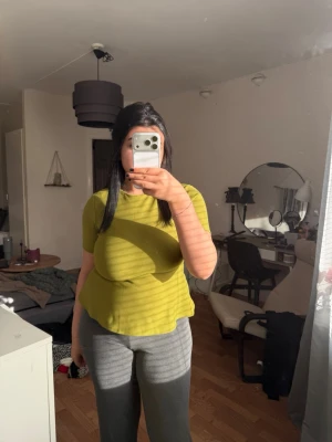 Grön kortärmad topp i bomull - Snygg grön topp med korta ärmar och rund halsringning. Modellen är enkel och lite loose fit, perfekt för en avslappnad stil. Tillverkad i mjuk bomull som känns skön mot huden.