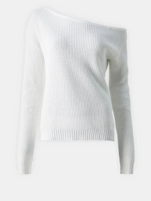 Vit off shoulder stickad tröja - Trendig vit stickad tröja med off shoulder-design och långa ärmar. Tröjan är ribbstickad och är gjord i mjukt material