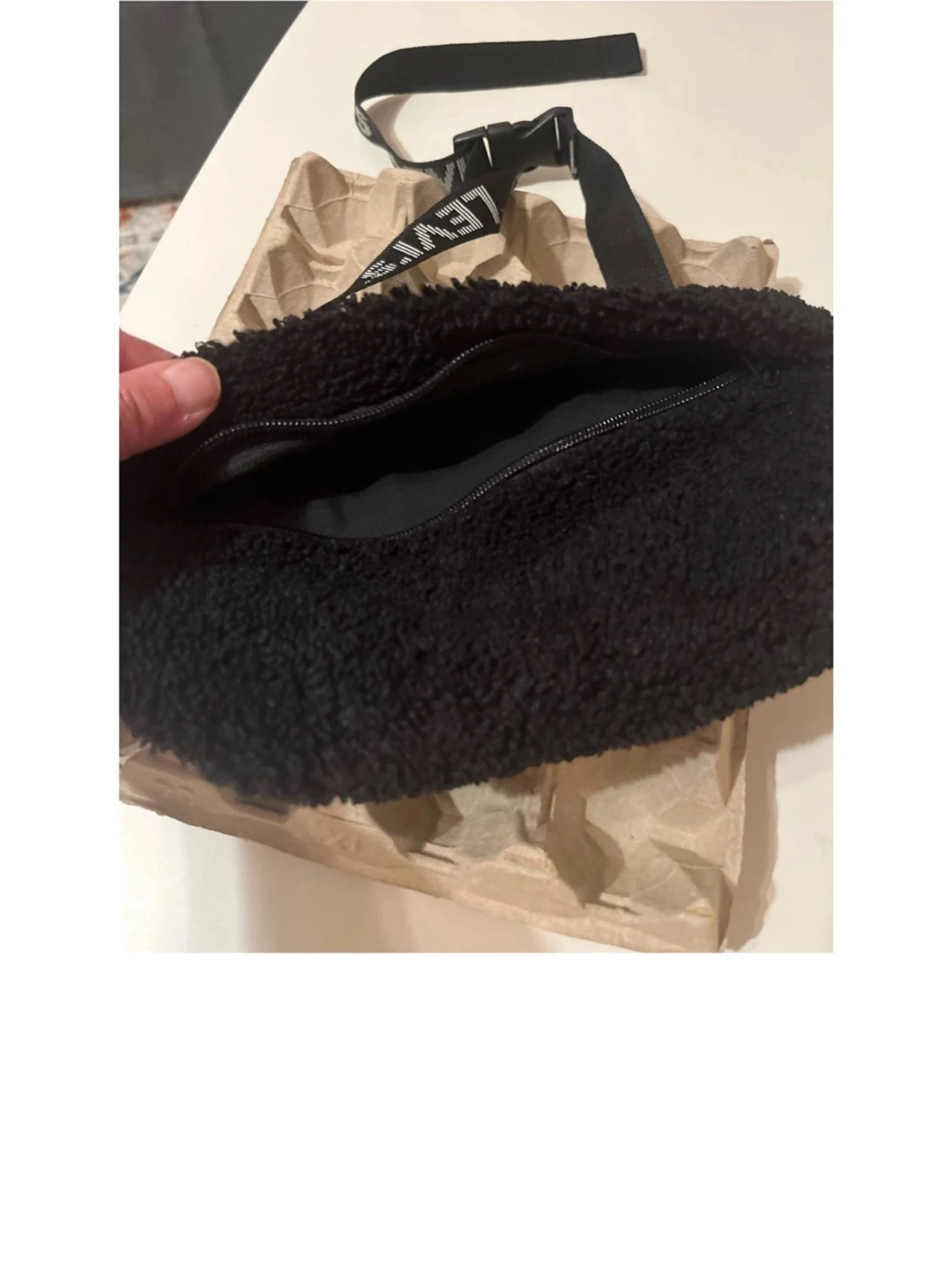 Svart magväska i teddy från Levi's - 4