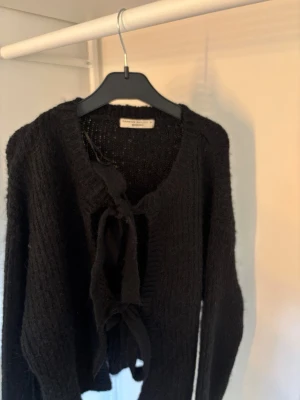 Svart kofta med knytband - Stickad knyttröja från Gina tricot - premium quality. Köpt för ca 500kr. 