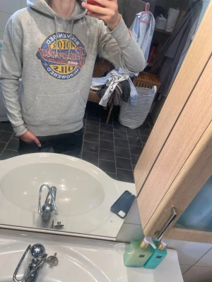 Vintage Superdry Hoodie - Säljer en grå hoodie från Superdry som passar riktigt bra till kommande sommarkvällar😁.         Strl: S      Pris: 349kr.      Kom privat vid minsta fundering🤩