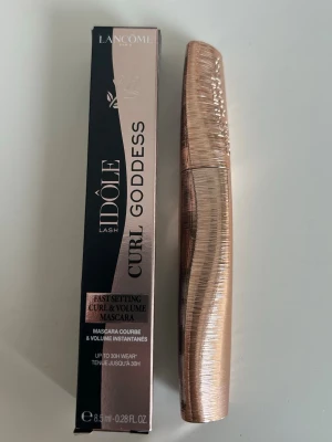 Lancôme Lash Idôle Curl Goddess Mascara - Lancôme Lash Idôle Curl Goddess Mascara i färgen 01 Divine Black. Snygg, böjd förpackning i metallic roséguld. Ger volym och böjda fransar med lång hållbarhet upp till 30 timmar. Innehåller 8,5 ml. Perfekt för dig som vill ha intensiva, svarta fransar.