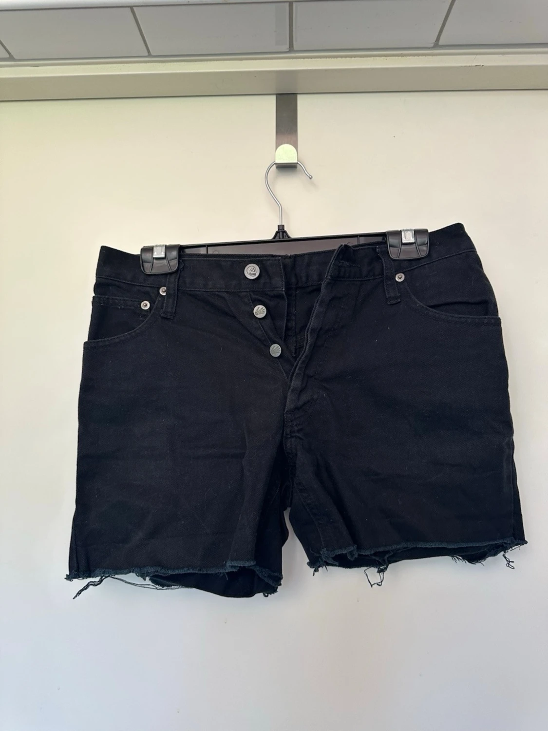 Svarta jeansshorts med rå kant W28 Weekday