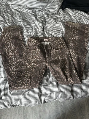 Leopardmönstrade jeans från Nelly - Säljer ett par snygga leopardmönstrade jeans från Nelly. Dem är för små för mig, därför säljer jag dem. Dem är i storlek 36 men sitter lite som 38 oxkså. Har aldrig använt dem 