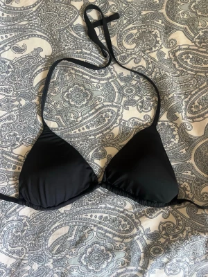 Calzedonia bikini - Svart bikiniöverdel från Calzedonia som endast är använd fåtal gånger❣️är i strl i xs/s💕