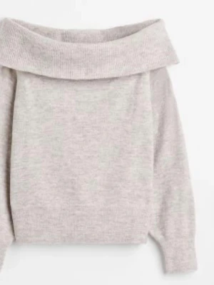 Ljuslila off shoulder stickad tröja - Trendig ljuslila stickad tröja med bred off shoulder-krage och långa ärmar. Mjuk och skön kvalitet, perfekt för lager på lager. Ribbstickade muddar vid ärmslut och nederkant ger en snygg passform.