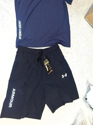 Under armour set - Hej, säljer under armour sets. Finns fler färger. Skriv för mer info.