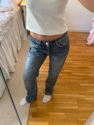 Blå jeans  - Loose och midwaist passform! Så fina! Jag är ca 164cm!🥹