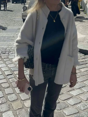Trekvartsärmad jacka - Säljer nu min favvojacka som är SÅ fin!! ALLA BILDER ÄR MINA!!