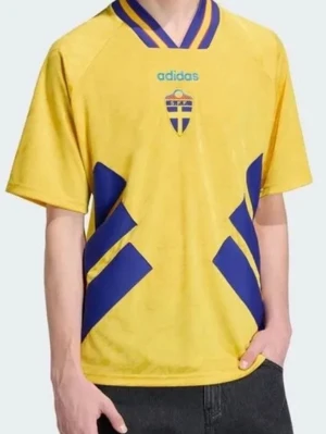 Svensk landslagströja 1994 Adidas gul/blå - Sveriges 1994 Fotbollströja från Adidas helt slutsåld Storlek M köpt på unisportstore helt ny alla tags och allt kvitto finns 