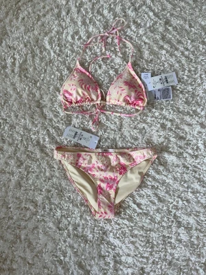 Bikini Gina Tricot  - Superfin bikini från Gina tricot! Helt ny med alla lappar kvar✨ Underdelen är storlek xs och överdelen S😊 Slutsåld på hemsidan💞
