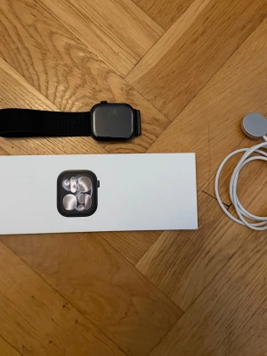 Apple Watch series 11 GPS 46mm - Apple Watch Series 11 GPS 46 mm gagatsvart aluminum, svart sportband - M/L  original armband tillkommer men även ett extra som man ser på bilden. Allt tillkommer även ett online kvitto. Nypris på power ca 5400. Klockan har bara använts i någon månad eller två. Inte varit något för mig helt enkelt. Priset kan diskuteras vid en snabb affär. Kan mötas upp i centrala Stockholm, posta går lika bra.