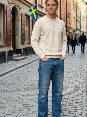 Blå raka jeans i klassisk modell - Säljer ett par blå jeans med rak passform och normal midja. Jeansen har fem fickor och klassisk denimlook med subtila slitningar. Perfekta till en avslappnad stil och passar till det mesta. Materialet är bomullsdenim.