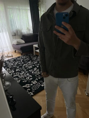 Overshirt  - Säljer en jättefin overshirt med mer vintage och sliten stil – ett unikt plagg som känns väldigt rätt just nu.  Säljs då den tyvärr inte kommer till användning lika mycket längre. Plagget sitter lite oversized på modellen som är 182 cm lång, vilket ger en avslappnad och snygg passform som det är tänkt.  Hör gärna av dig vid frågor, funderingar eller om du vill lägga ett bud.😁