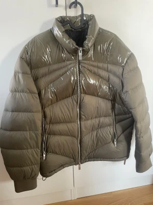 Glansig olivgrön pufferjacka Armani - Storlek M
