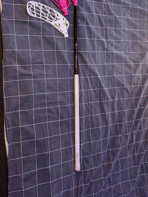 Innebandyklubba oxdog - Säljer en oxdog hyperlight i 27 flex, 100cm. Den är i fint skick och inga spår av slag på skaftet eller nått. Bladet som sitter på är de nya highlight bladet, man får även med två blad på köpet!