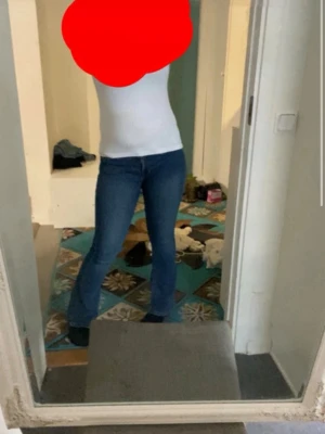 Mörkblå lågmidjade bootcut jeans - Ett par låga bootcut jeans jag köpte från Amerika storleken är Xs men passas även S