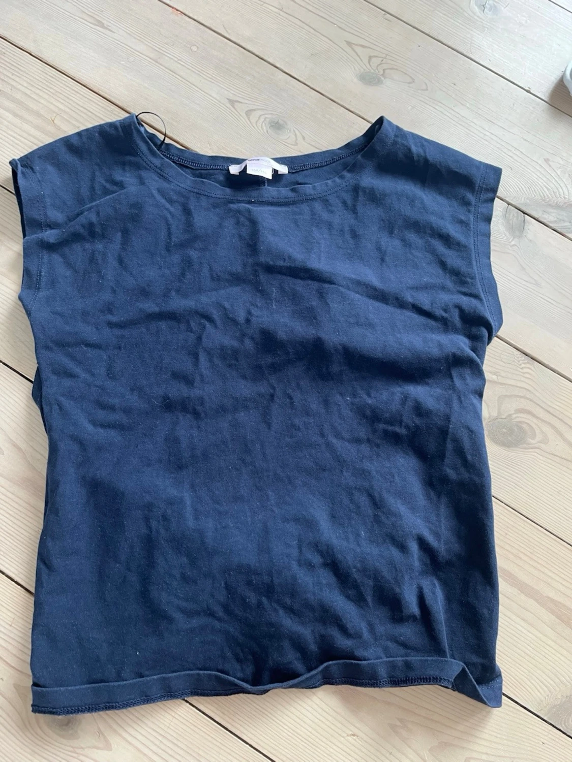 Mörkblå ärmlös topp med knyt