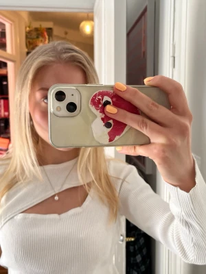Vit ribbad topp med cut out-detalj - Vit ribbad topp med lång ärm och snygg cut out-detalj över bröstet. Toppen har en kroppsnära passform och är tillverkad i ett stretchigt material som känns bekvämt. Från Neo Noir knappt använd🤍
