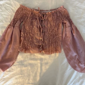Rosa offshoulder topp med snörning - Rosa offshoulder topp med långa slitsärmar och snörning framtill. Från missay passar xs och s