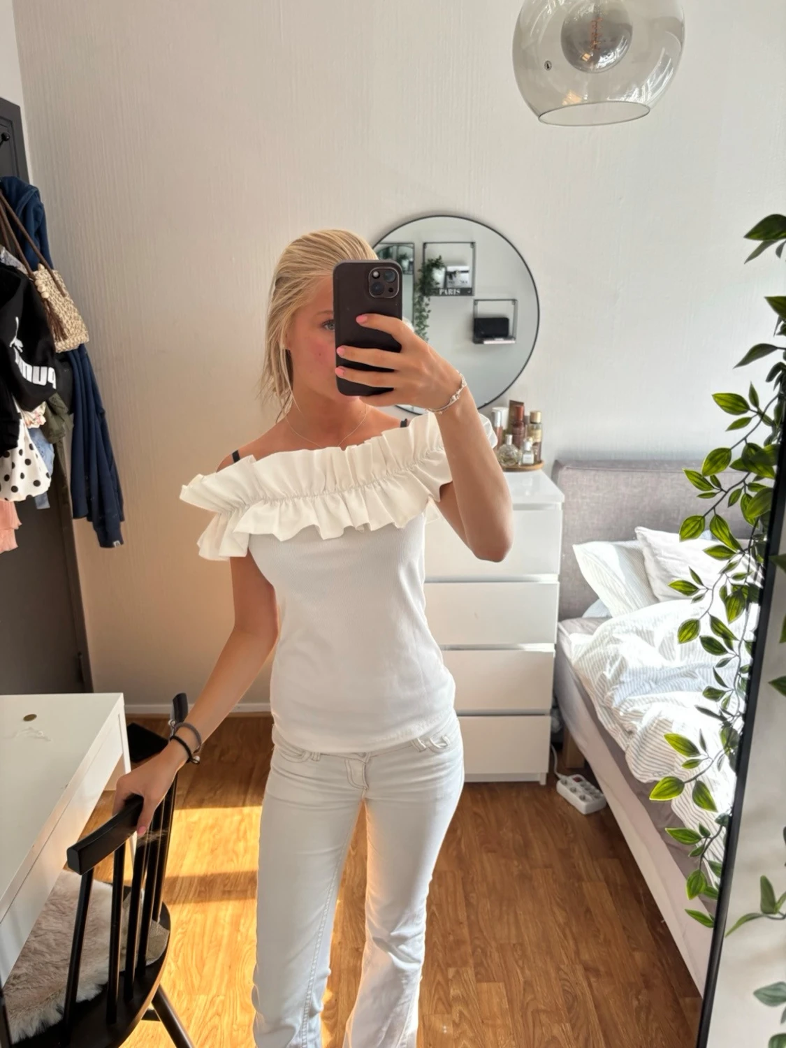 Vit offshoulder topp med volang