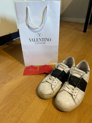 Valentino open skor  - Tja! Säljer nu dessa Valentina opens som är i storlek 41,5, dom har använts ganska mycket och därför är mitt pris inte fast så jag är öppen för prisförslag, dom har påse kort me men skolådan saknas. Skriv gärna vid frågor🤝
