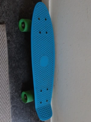 Cool skateboard - Cool trendig skateboard/skejtboard. Bra skick. Använd runt 6-7 gånger. Ny pris är 300 men säljer från 180, kan gå lägre pris. Enkelt att detaljera som man vill. 